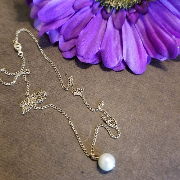 Jewelry - Dainty little pearl necklace